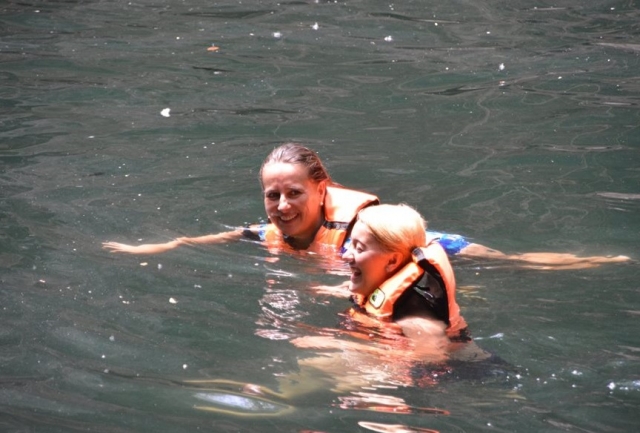 nadando en cenotes